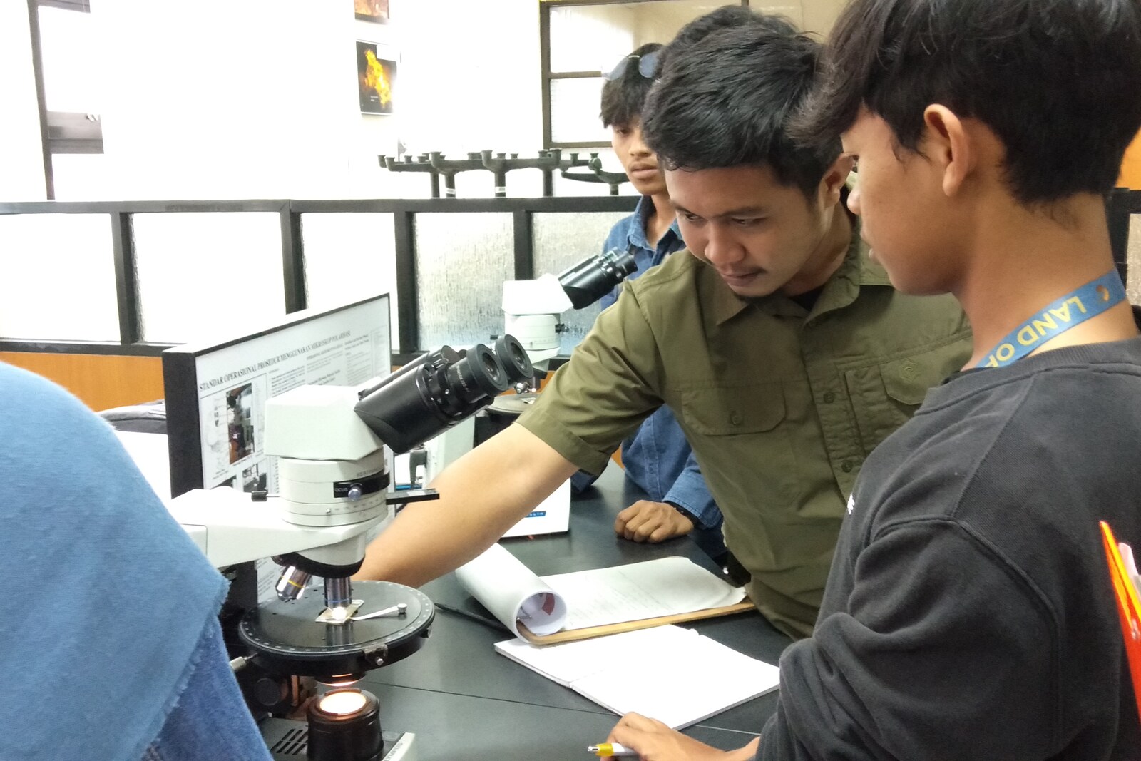 Des géoscientifiques analysant des échantillons de roche au microscope en laboratoire
