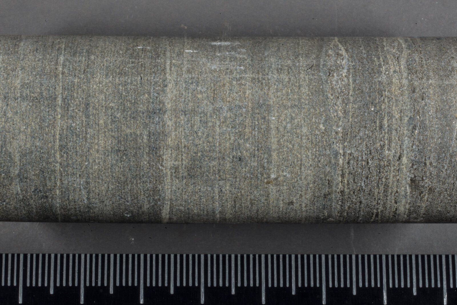 Une carotte de forage accompagnée d'une échelle de mesure
