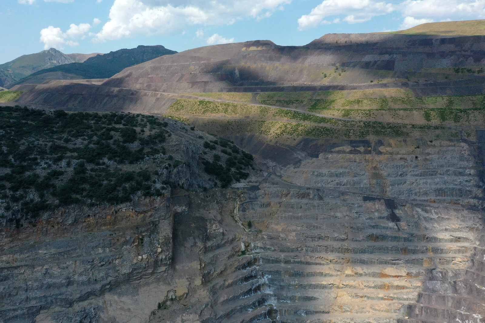 Vue aérienne d'une zone d'exploration et d'exploitation minière